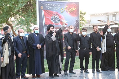 آیین اهتزاز پرچم حسینی به مناسبت ماه محرم در شهر شرافت برگزار شد
