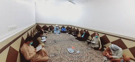  تعداد 100 جلد مصحف شریف به جلسات خانگی قرآن کریم در هویزه اهداء شد
